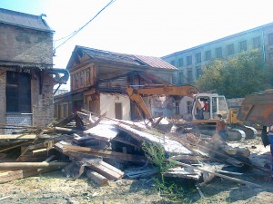Демонтаж деревянного дома